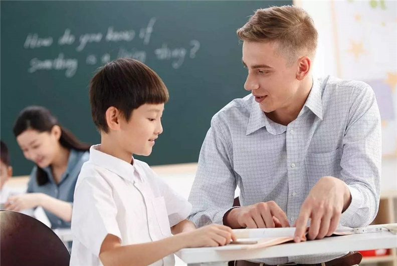 家長英語水平不高，要怎么才能為孩子創(chuàng)造一個好的英語環(huán)境呢